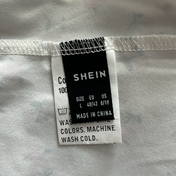 Ruffled crop top with floral designs - Picture 3 of 3